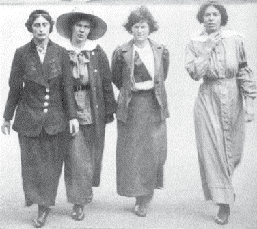 Vier Suffragetten im Gefängnishof, 1912. Eine trägt bereits kurzes Haar.